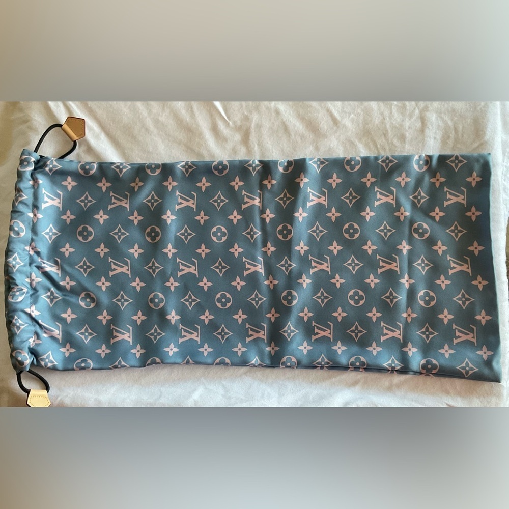 Louis Vuitton Pink and Gray Drawstring Bag - Picture 5 of 5